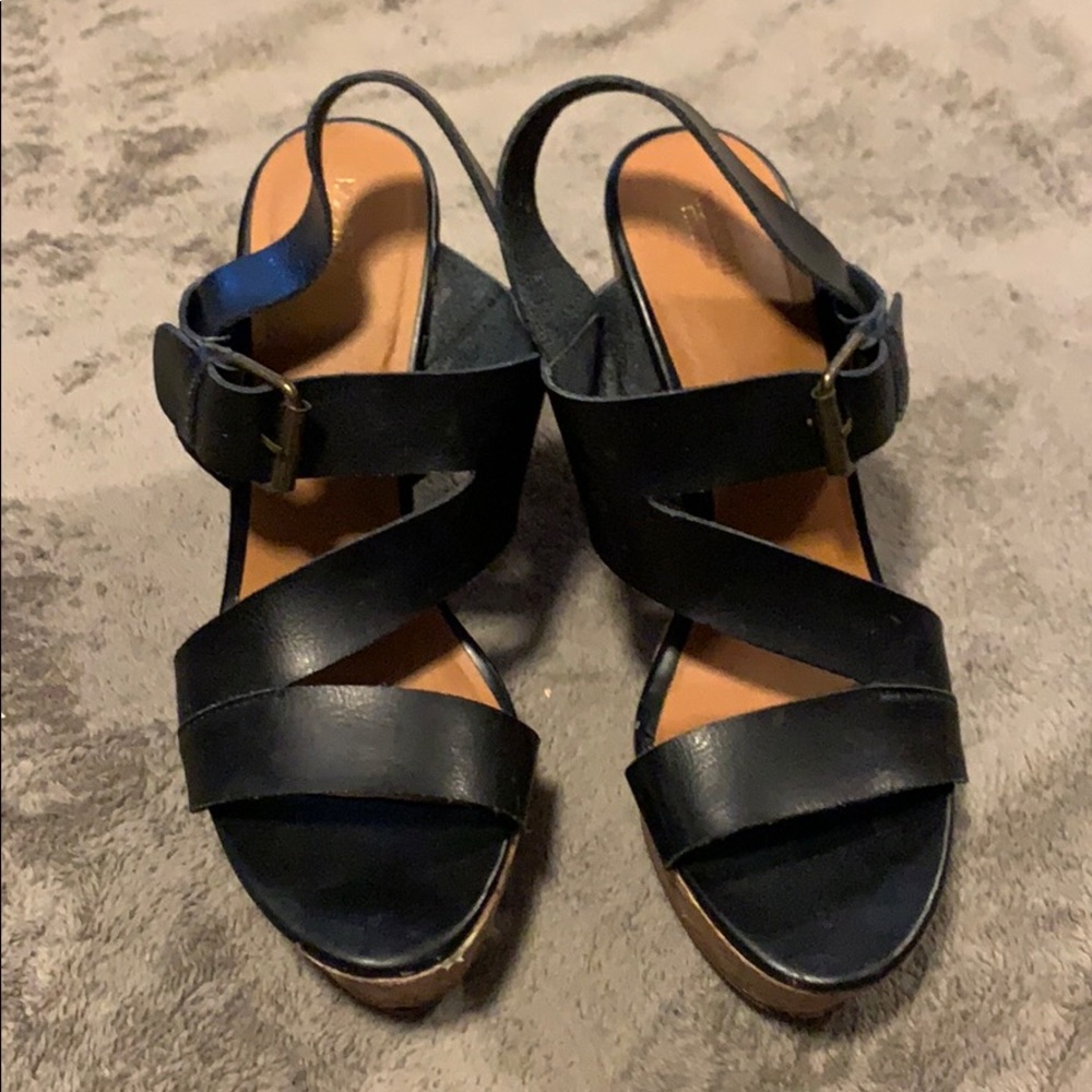 Black wedges